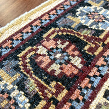 Load image into Gallery viewer, Vintage Floral Oriental Rug